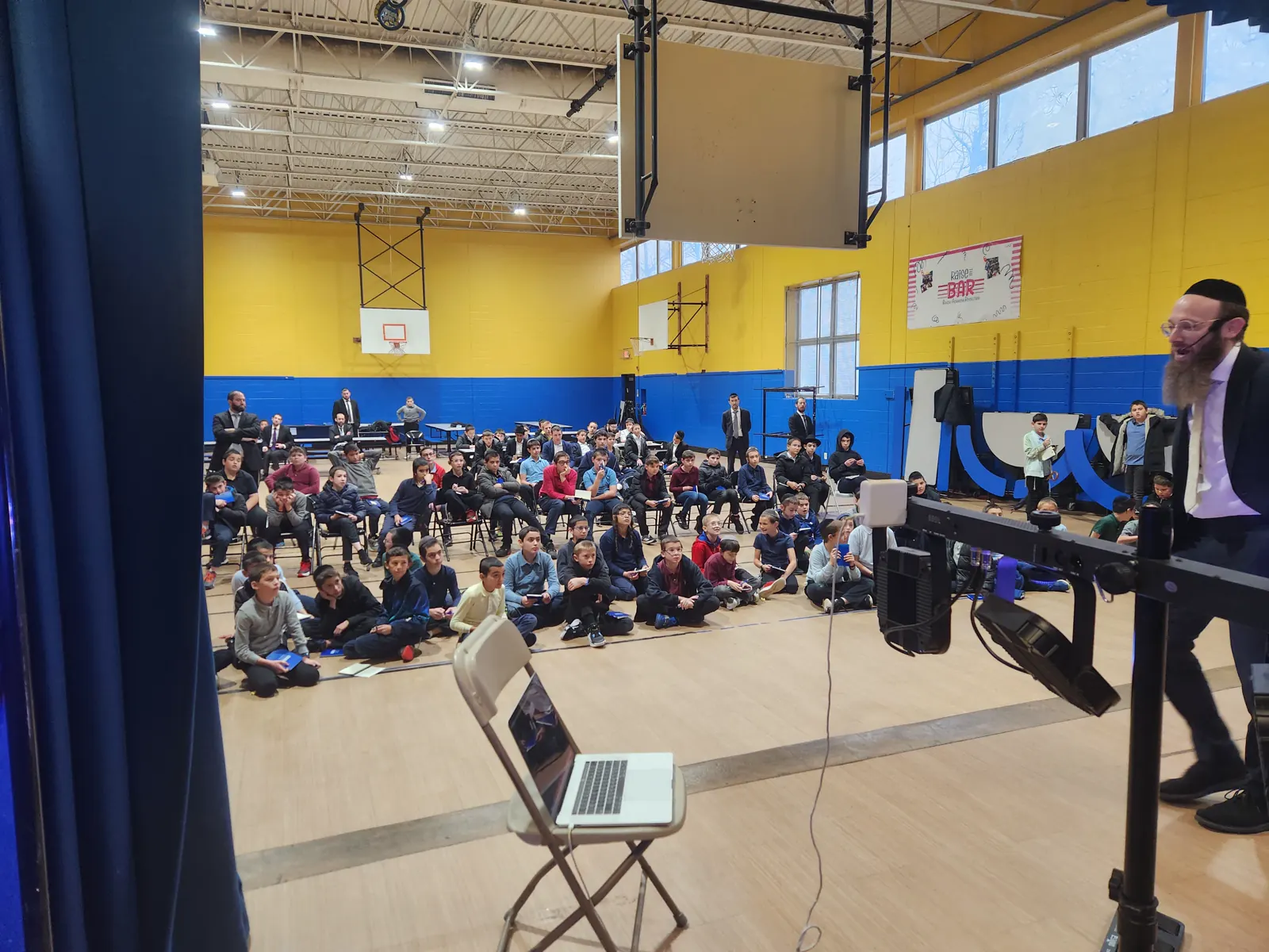 Rabbi Eli Scheller teaching students in Philadelphia, Pennsylvania